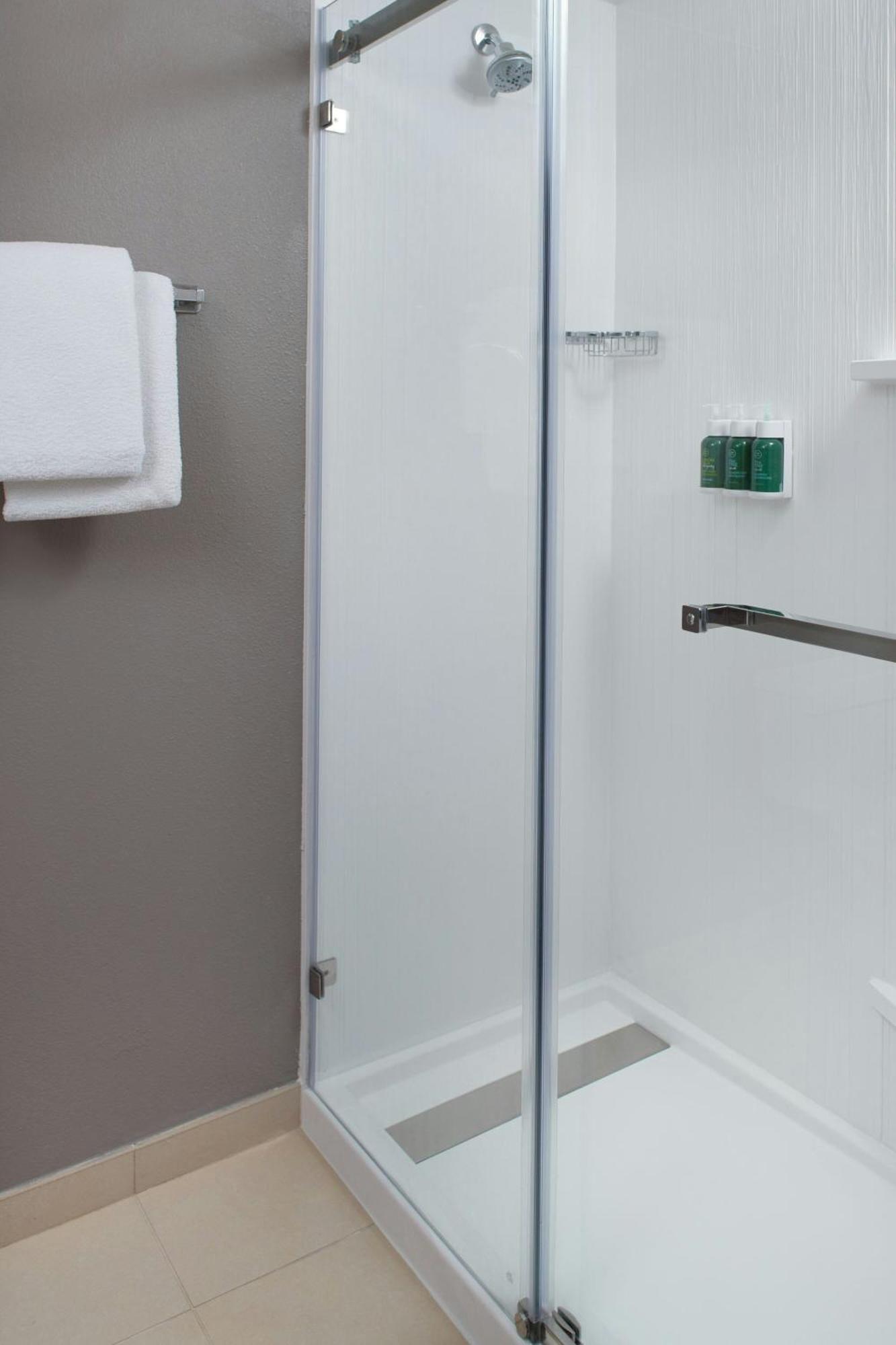 Courtyard By Marriott Greensboro Extérieur photo
